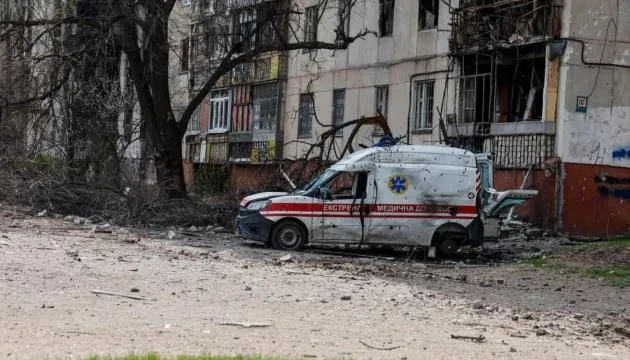 Một chiếc xe cứu thương bị hư hỏng nặng sau các cuộc giao tranh giữa Ukraine và Nga. Ảnh: UKRINFORM Một chiếc xe cứu thương bị hư hỏng nặng sau các cuộc giao tranh giữa Ukraine và Nga. Ảnh: UKRINFORM