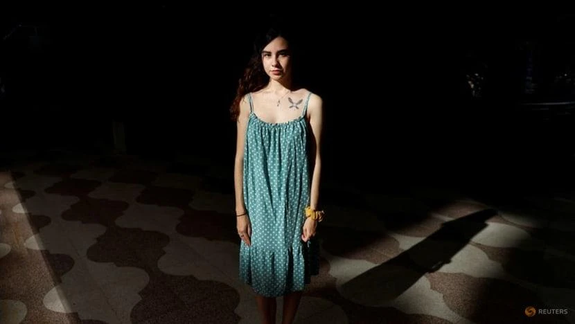 Cô Natalia (24 tuổi), từng hành nghề mại dâm và hiện đang làm việc cho Hiệp hội mại dâm Tây Ban Nha (OTRAS), tạo dáng chụp ảnh sau cuộc phỏng vấn với Reuters ở Madrid, ngày 7-6. Ảnh: REUTERS