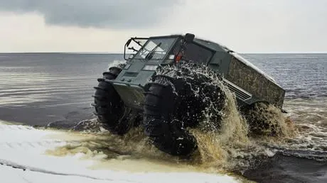 Xe địa hình Sherp (do Nga sản xuất) trong một màn trình diễn bên bờ hồ Ladoga, tỉnh Leningrad, ngày 15-2-2016. Ảnh: SPUTNIK