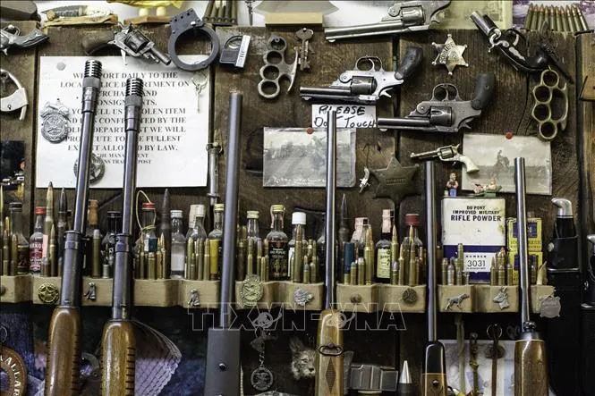 Súng được bày bán tại một cửa hàng ở TP Burns, tiểu bang Oregon, Mỹ. Ảnh: AFP Súng được bày bán tại một cửa hàng ở TP Burns, tiểu bang Oregon, Mỹ. Ảnh: AFP
