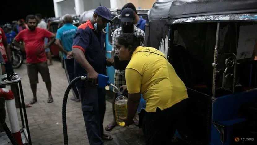 Người dân Sri Lanka có thể phải chờ đến cả ngày mới có thể mua được nhiên liệu. Ảnh: REUTERS