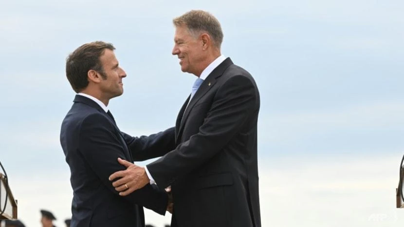 Tổng thống Pháp Emmanuel Macron (trái) cùng Tổng thống Romania Klaus Iohannis (phải). Ảnh: AFP
