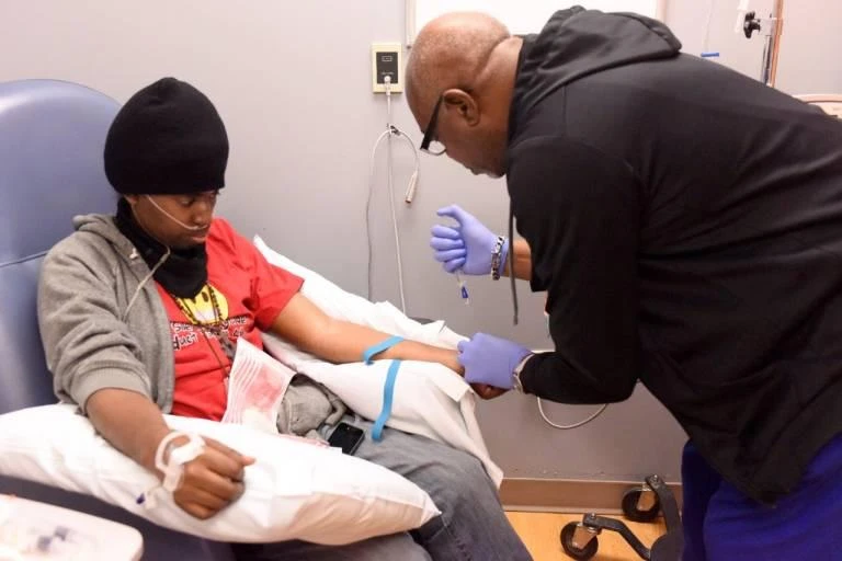 Một người đàn ông đi hiến máu tại Mỹ. Ảnh: RED CROSS