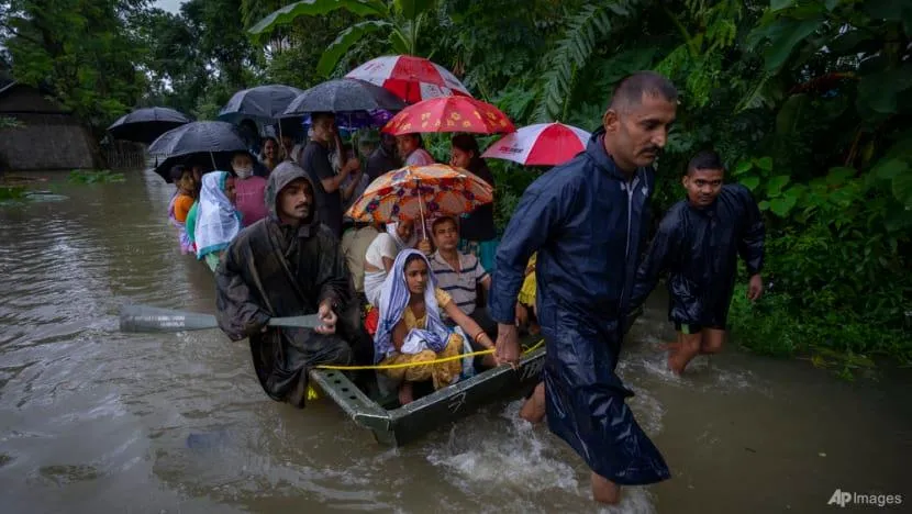 Binh sĩ sơ tán dân làng bằng một chiếc thuyền ở làng Jalimura, phía tây TP Gauhati, bang Assam (Ấn Độ), ngày 18-6. Ảnh: AP Binh sĩ sơ tán dân làng bằng một chiếc thuyền ở làng Jalimura, phía tây TP Gauhati, bang Assam (Ấn Độ), ngày 18-6. Ảnh: AP