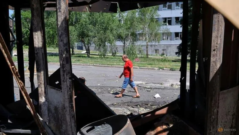 Một người đàn ông đi ngang qua một ngôi nhà bị phá hủy tại khu chợ địa phương sau các cuộc giao tranh giữa Ukraine và Nga ở Donetsk, ngày 19-6. Ảnh: REUTERS Một người đàn ông đi ngang qua một ngôi nhà bị phá hủy tại khu chợ địa phương sau các cuộc giao tranh giữa Ukraine và Nga ở Donetsk, ngày 19-6. Ảnh: REUTERS