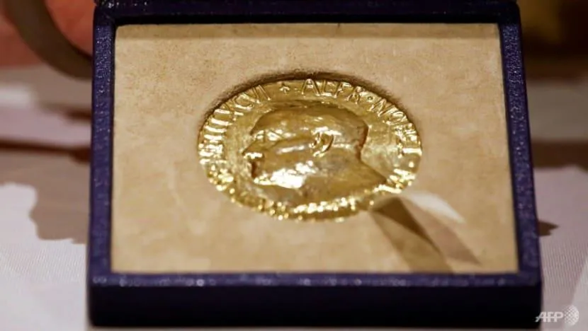 Huy chương Nobel Hòa bình năm 2021 của nhà báo Nga Dmitry Muratov đã được bán đấu giá với giá 103,5 triệu USD. Ảnh: AFP Huy chương Nobel Hòa bình năm 2021 của nhà báo Nga Dmitry Muratov đã được bán đấu giá với giá 103,5 triệu USD. Ảnh: AFP