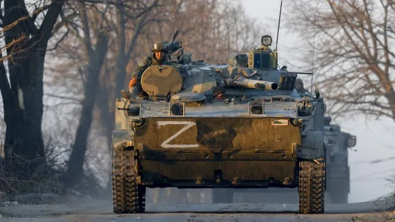 Lực lượng quân đội Nga tuần tra trên đường phố ở Ukraine bằng xe tăng. Ảnh: RT