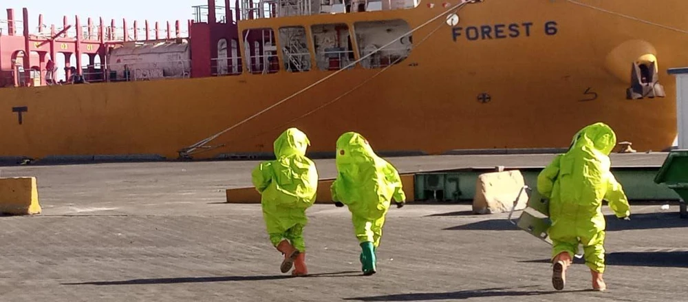 Các đội chuyên trách có mặt tại hiện trường để xử lý vụ rò rỉ ở cảng Aqaba, Jordan. Ảnh: TWITTER