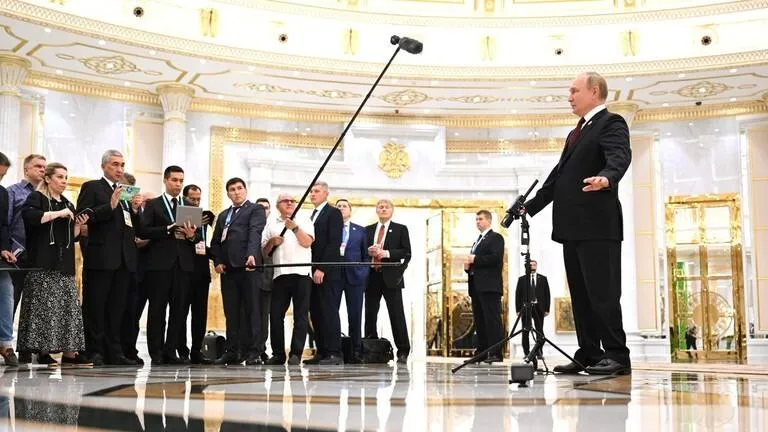 Tổng thống Nga - ông Vladimir Putin phát biểu trong buổi họp báo hôm 29-6 ở Ashgabat, Turkmenistan. Ảnh: RT Tổng thống Nga - ông Vladimir Putin phát biểu trong buổi họp báo hôm 29-6 ở Ashgabat, Turkmenistan. Ảnh: RT