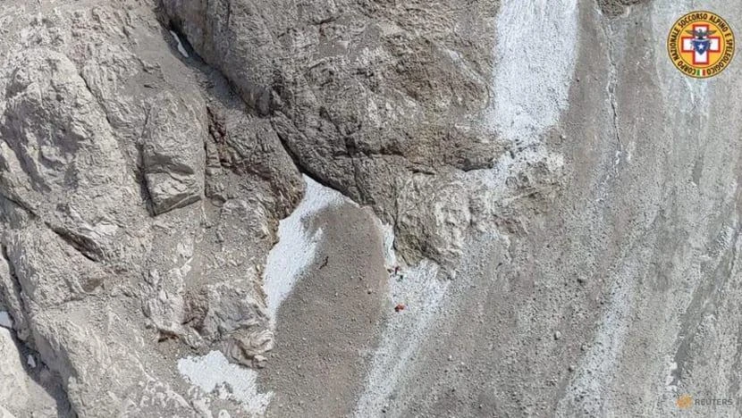 Địa điểm tảng băng sụp đổ trên núi Marmolada của Ý. Ảnh: REUTERS