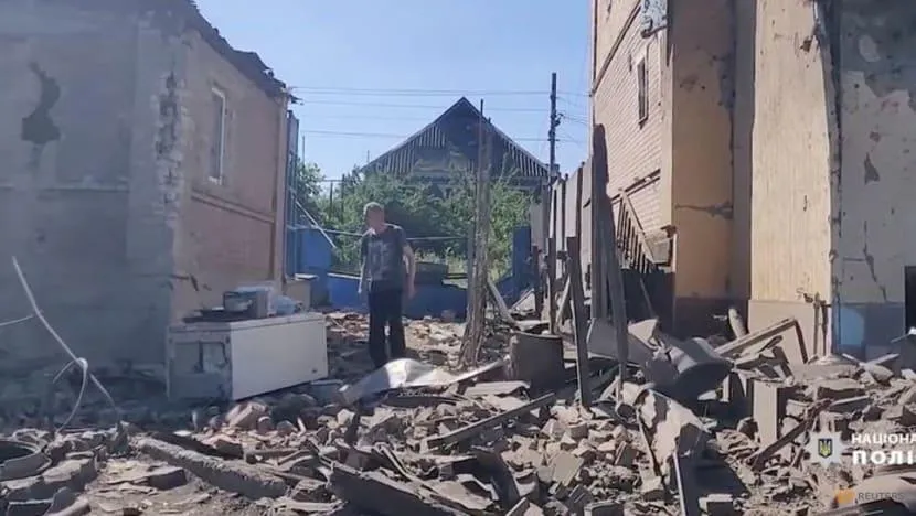 Một người đàn ông đi trong đống đổ nát của các tòa nhà bị hư hại sau cuộc giao tranh giữa Nga và Ukraine ở tỉnh Donetsk, ngày 2-7. Ảnh: REUTERS