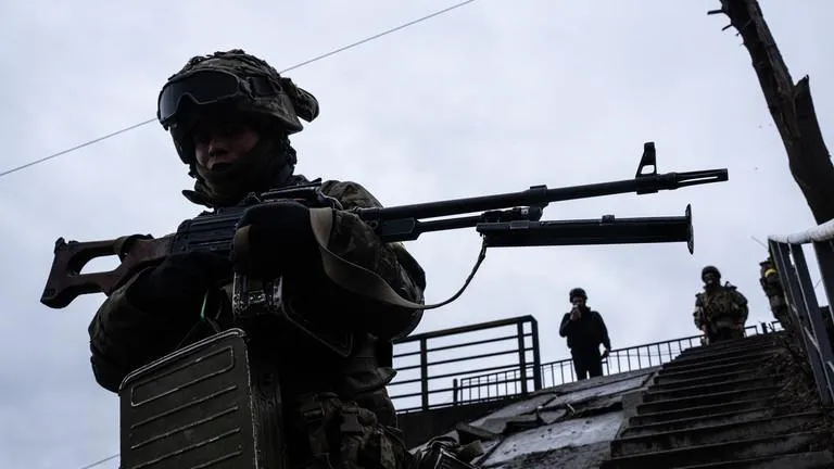 Các binh sĩ Ukraine đứng canh gác gần thị trấn Irpin, Ukraine. Ảnh: RT