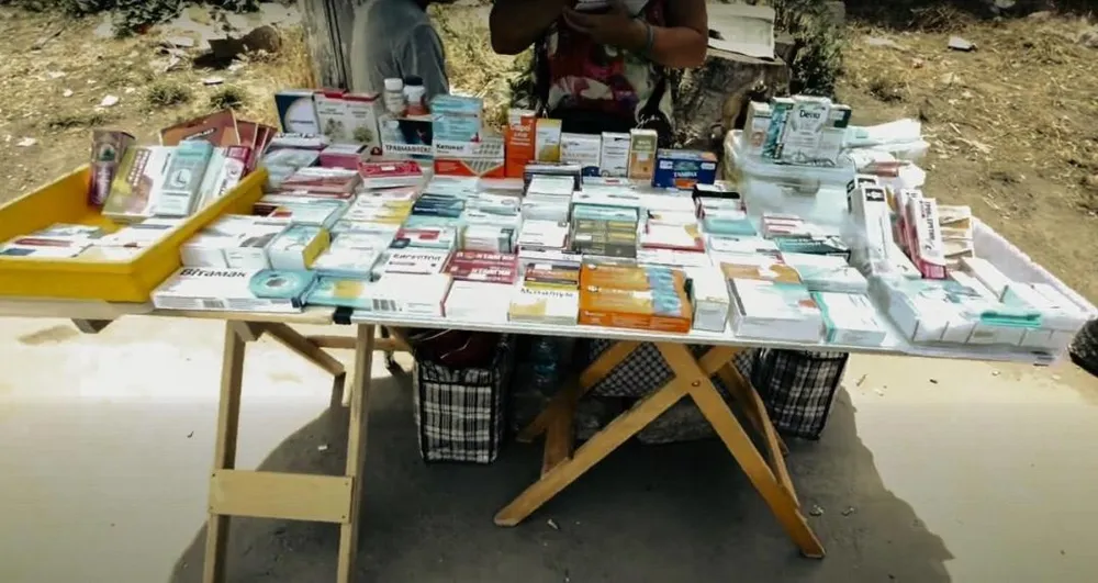 Người dân ở TP Mariupol đang rơi vào tình trạng thiếu thuốc men. Ảnh: REUTERS