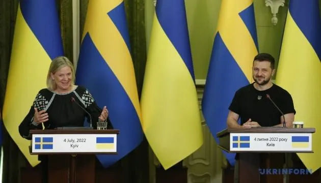 Tổng thống Ukraine Volodymyr Zelensky (phải) và Thủ tướng Thụy Điển Magdalena Andersson (trái). Ảnh: UKRINFORM