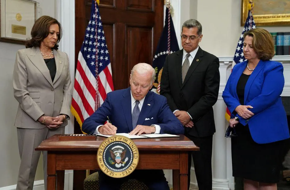 Tổng thống Mỹ Joe Biden ký sắc lệnh hành pháp bảo vệ quyền phá thai của phụ nữ. Ảnh: REUTERS