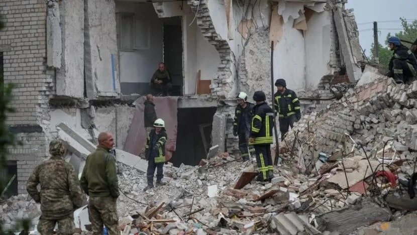 Lực lượng cứu hộ tìm kiếm người mất tích trong đống đổ nát của một tòa nhà dân cư bị hư hại do cuộc không kích của Nga tại thị trấn Chasiv Yar, tỉnh Donetsk (miền đông Ukraine), ngày 11-7. Ảnh: REUTERS Lực lượng cứu hộ tìm kiếm người mất tích trong đống đổ nát của một tòa nhà dân cư bị hư hại do cuộc không kích của Nga tại thị trấn Chasiv Yar, tỉnh Donetsk (miền đông Ukraine), ngày 11-7. Ảnh: REUTERS