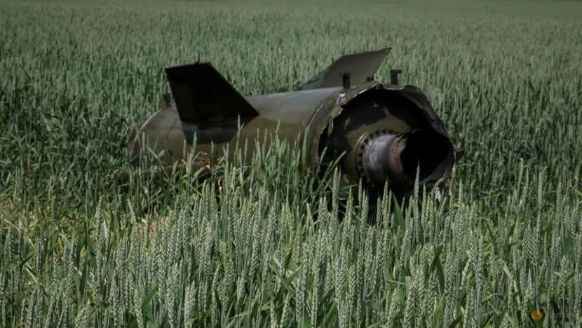 Dấu tích của một tên lửa đạn đạo Tochka-U của Nga trên một cánh đồng lúa mì gần thị trấn Soledar, tỉnh Donetsk, Ukraine, vào ngày 8-6. Ảnh: REUTERS