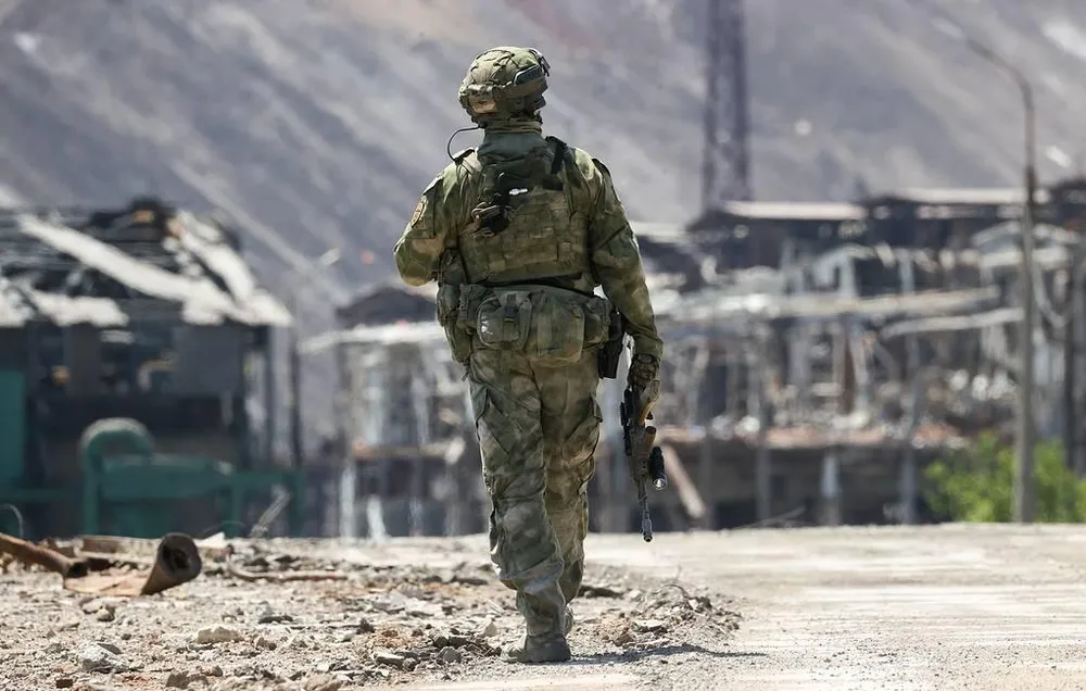 Một binh sĩ Nga đi tuần tra ở nước cộng hòa tự xưng Donetsk. Ảnh: TASS Một binh sĩ Nga đi tuần tra ở nước cộng hòa tự xưng Donetsk. Ảnh: TASS