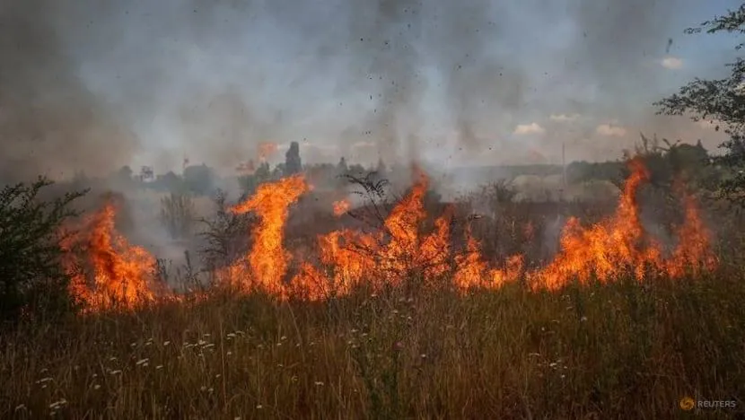 Đám cháy bùng phát dữ dội sau các cuộc pháo kích của Nga ở vùng Donbass, Ukraine, ngày 17-7. Ảnh: REUTERS