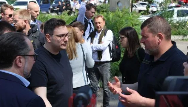 Ngoại trưởng Cộng hòa Czech Jan Lipavsky (trái) đến thăm TP Irpin, thuộc tỉnh Kiev, Ukraine, hôm 20-7. Ảnh: UKRINFORM