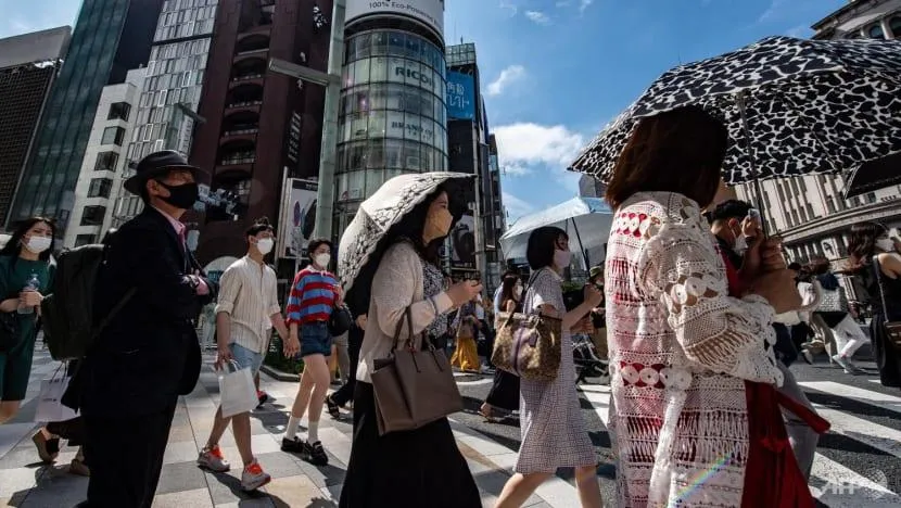 Người dân Nhật đi bộ băng qua một con phố ở quận Ginza, thủ đô Tokyo, vào ngày 17-7. Ảnh: AFP