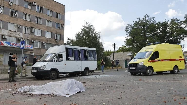 Thi thể một tài xế xe buýt thiệt mạng trong trận pháo kích ở tỉnh Donetsk, Ukraine Ảnh: SPUTNIK