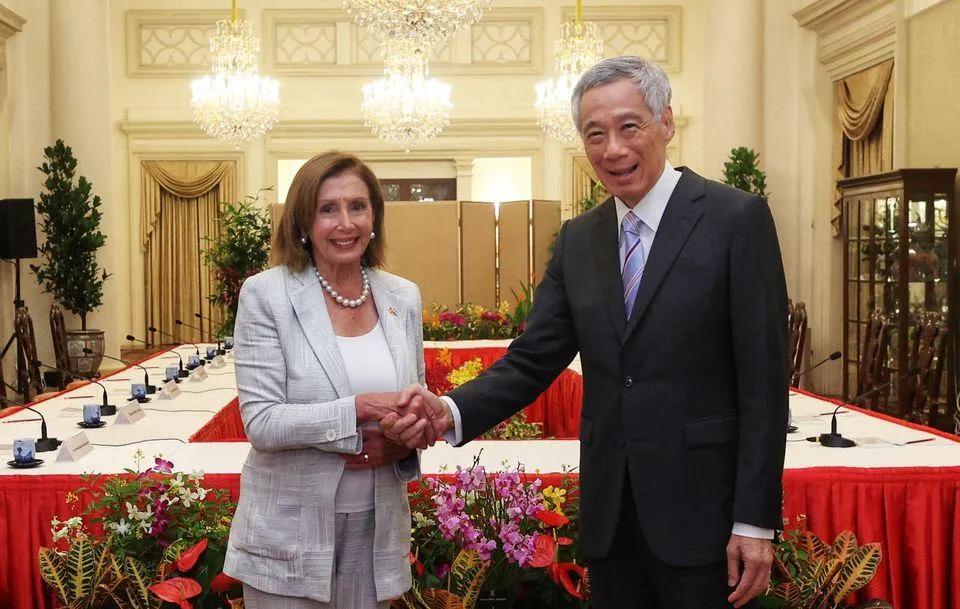 Chủ tịch Hạ viện Mỹ Nancy Pelosi bắt tay Thủ tướng Singapore Lý Hiển Long tại Singapore vào ngày 1-8. Ảnh: REUTERS Chủ tịch Hạ viện Mỹ Nancy Pelosi bắt tay Thủ tướng Singapore Lý Hiển Long tại Singapore vào ngày 1-8. Ảnh: REUTERS