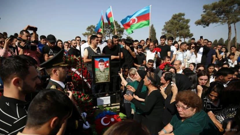 Người dân Azerbaijan tham dự tang lễ của một binh sĩ thiệt mạng trong các cuộc đụng độ biên giới gần đây giữa Azerbaijan và Armenia, ngày 14-9. Ảnh: REUTERS