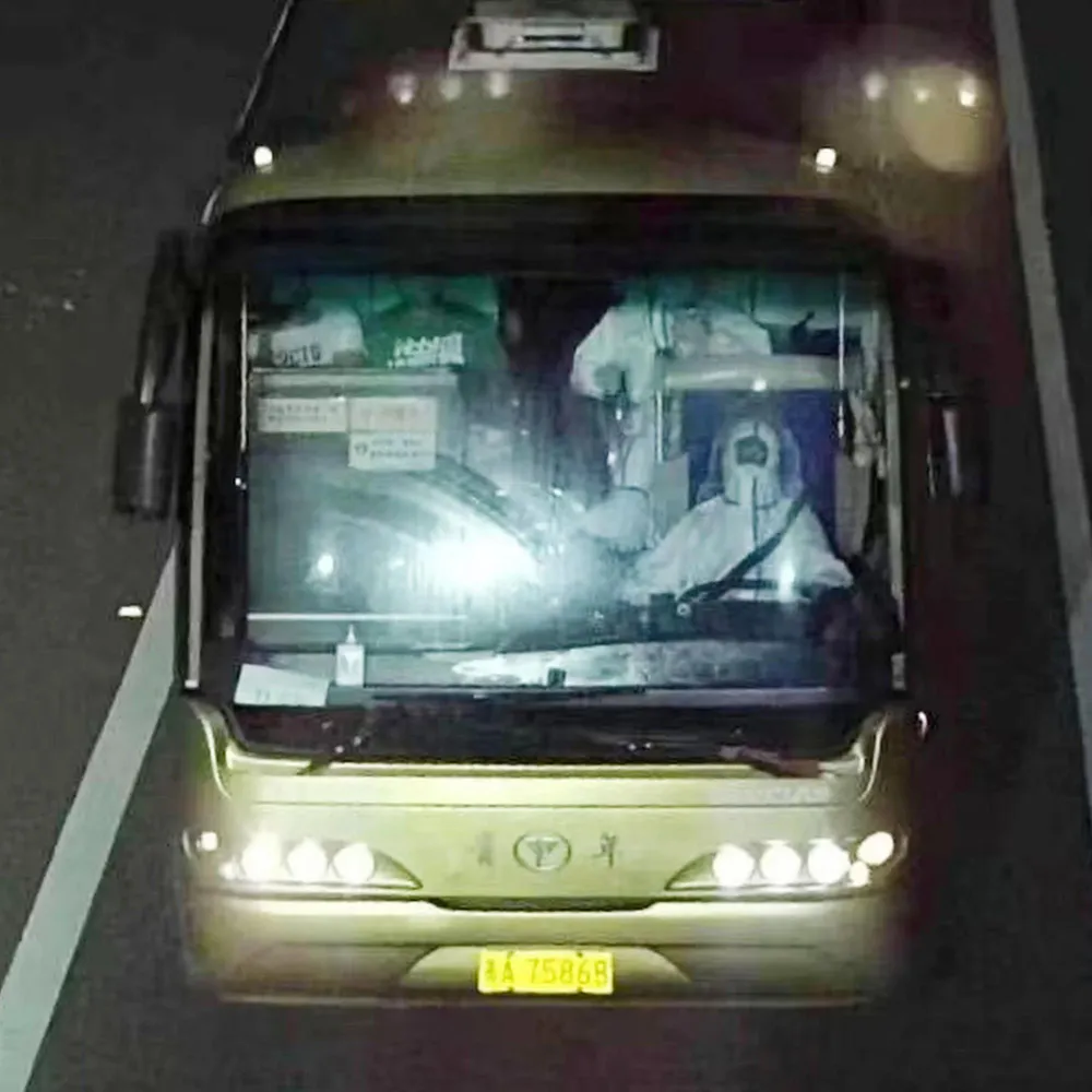 Hình ảnh chiếc xe buýt còn nguyên vẹn trước khi gặp nạn được camera chụp lại. Ảnh: WEIBO Hình ảnh chiếc xe buýt còn nguyên vẹn trước khi gặp nạn được camera chụp lại. Ảnh: WEIBO