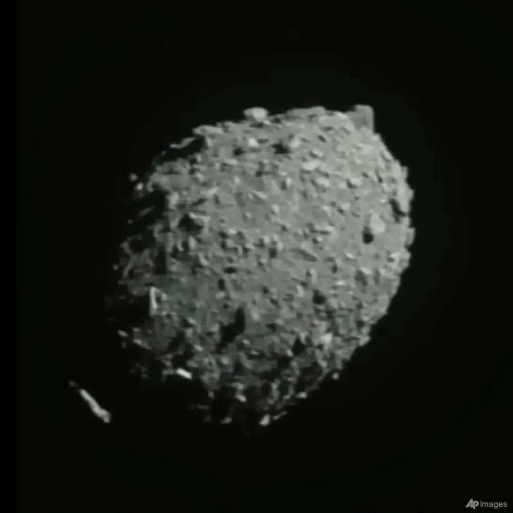 Hình ảnh tiểu hành tinh Dimorphos được nhìn thấy khi tàu vũ trụ DART bay về phía nó vào ngày 26-9. Ảnh: NASA/AP