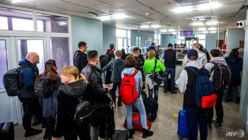 Người dân Nga chờ đợi tại trạm kiểm soát biên giới Altanbulag ở Mông Cổ vào ngày 25-9. Ảnh: AFP Người dân Nga chờ đợi tại trạm kiểm soát biên giới Altanbulag ở Mông Cổ vào ngày 25-9. Ảnh: AFP