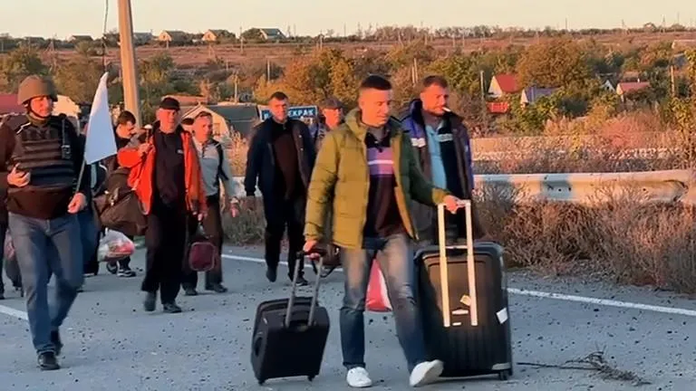 Các thủy thủ Nga trở về nhà sau cuộc trao đổi tù nhân giữa Moscow và Kiev vào ngày 17-10. Ảnh: SPUTNIK