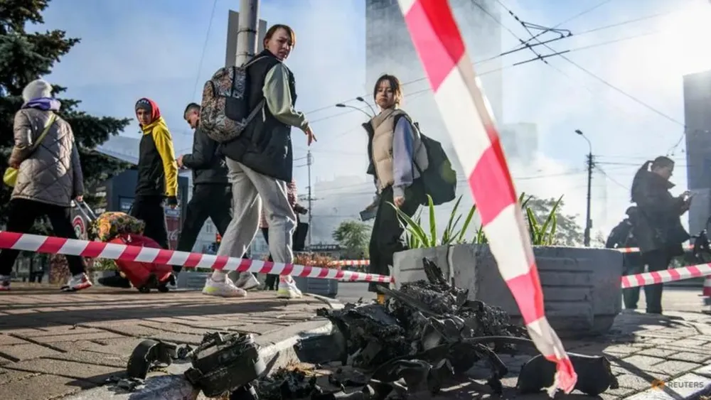 Phần còn lại của một máy bay không người lái mà chính quyền Ukraine tin là do Iran sản xuất sau cuộc tấn công của Nga vào thủ đô Kiev hôm 17-10. Ảnh: REUTERS