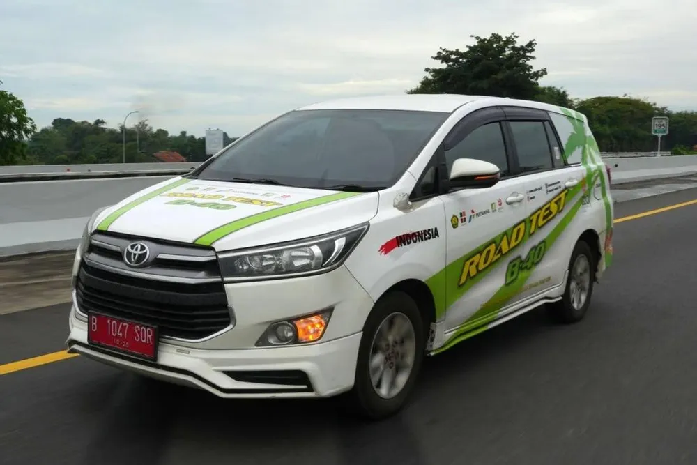 Chiếc xe ô tô nhỏ hiệu Innova Toyota chạy trên đường trong cuộc thử nghiệm sử dụng nhiên liệu bằng dầu cọ ở Indonesia. Ảnh: BLOOMBERG