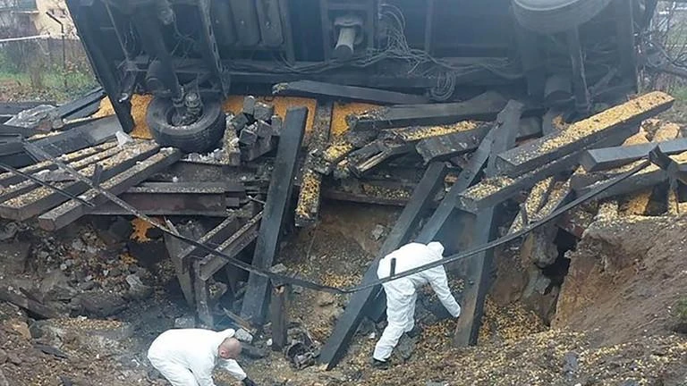 Các chuyên gia pháp y đang điều tra địa điểm tên lửa rơi xuống làng Przewodow, Ba Lan vào ngày 16-11. Ảnh: AFP