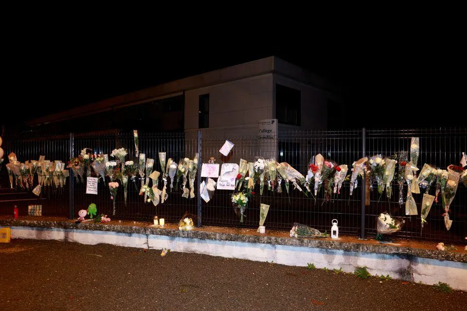 Hoa và đồ chơi được đặt trước ngôi trường mà bé gái 14 tuổi bị hãm hiếp và sát hại theo học ở thị trấn Tonneins, Pháp, ngày 21-11. Ảnh: REUTERS Hoa và đồ chơi được đặt trước ngôi trường mà bé gái 14 tuổi bị hãm hiếp và sát hại theo học ở thị trấn Tonneins, Pháp, ngày 21-11. Ảnh: REUTERS