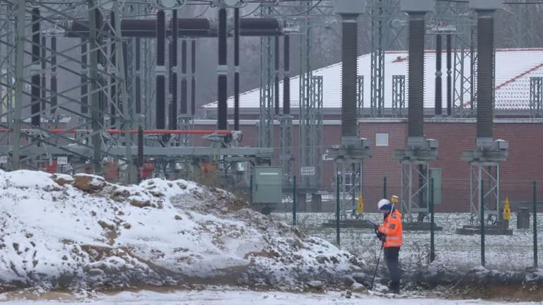 Một công nhân đứng bên ngoài một trạm biến áp điện vào tháng 11 ở ngoại ô thủ đô Berlin. Ảnh: RT