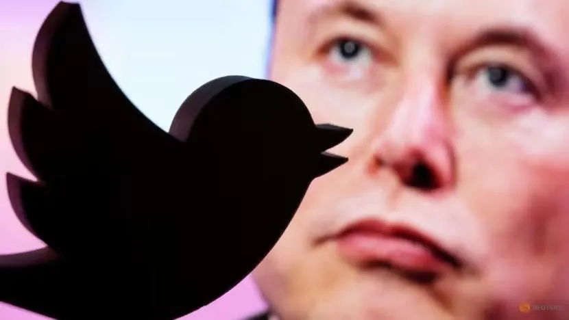 Tỉ phú Elon Musk cùng logo nền tảng mạng xã hội Twitter. Ảnh: REUTERS