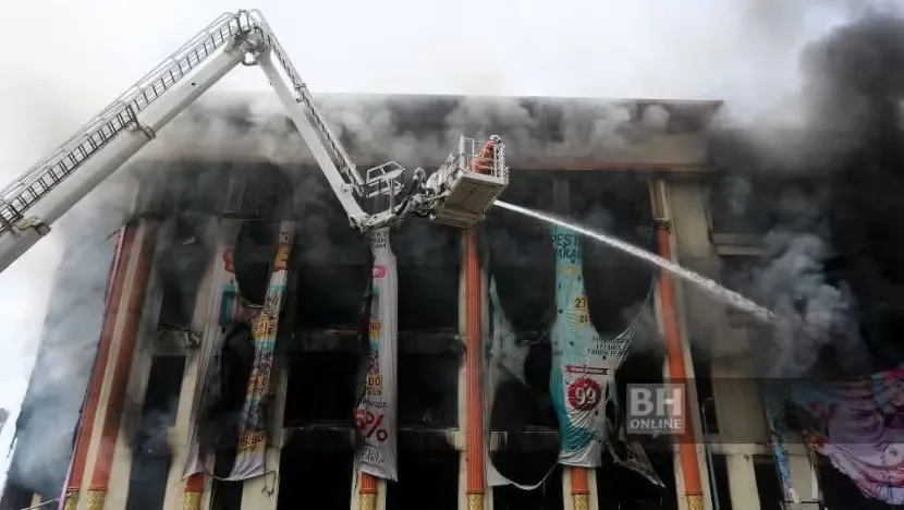 Ngọn lửa bùng phát vào khoảng 7 giờ sáng 1-1. Ảnh: FACEBOOK Ngọn lửa bùng phát vào khoảng 7 giờ sáng 1-1. Ảnh: FACEBOOK