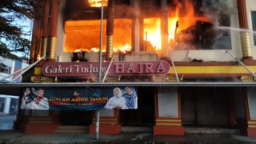 Lực lượng cứu hỏa phải mất nhiều giờ liền mới có thể kiểm soát ngọn lửa và dập tắt đám cháy. Ảnh: FACEBOOK Lực lượng cứu hỏa phải mất nhiều giờ liền mới có thể kiểm soát ngọn lửa và dập tắt đám cháy. Ảnh: FACEBOOK