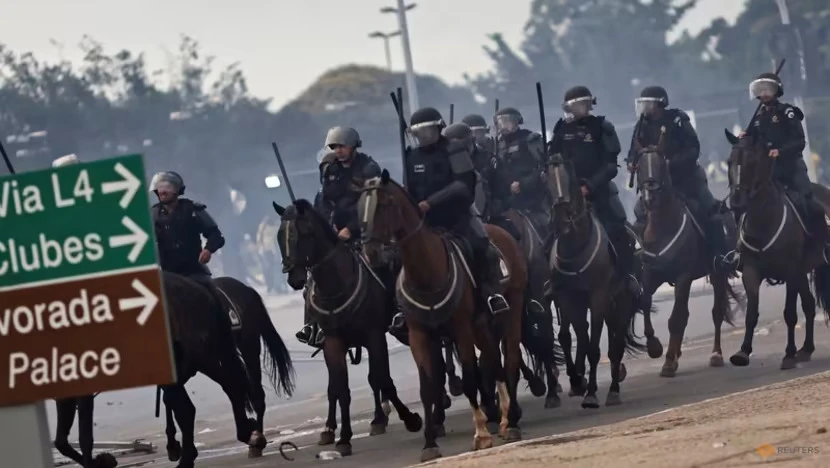 Lực lượng an ninh Brazil có mặt tại dinh Tổng thống ở thủ đô Brasilia, ngày 8-1. Ảnh: REUTERS