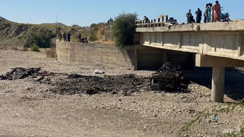 Người dân tập trung trên cây cầu để xem đống đổ nát của chiếc xe buýt chở khách bị cháy ở tỉnh Balochistan, Pakistan, vào ngày 29-1. Ảnh: AFP Người dân tập trung trên cây cầu để xem đống đổ nát của chiếc xe buýt chở khách bị cháy ở tỉnh Balochistan, Pakistan, vào ngày 29-1. Ảnh: AFP