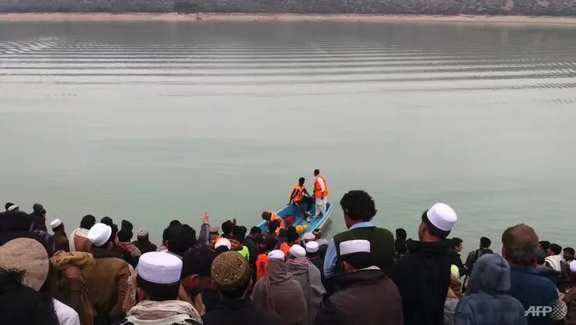 Nhân viên cứu hộ tìm kiếm các nạn nhân chết đuối tại hồ Tanda sau khi một chiếc thuyền chở học sinh bị lật ở tỉnh Khyber Pakhtunkhwa vào ngày 29-1. Ảnh: AFP Nhân viên cứu hộ tìm kiếm các nạn nhân chết đuối tại hồ Tanda sau khi một chiếc thuyền chở học sinh bị lật ở tỉnh Khyber Pakhtunkhwa vào ngày 29-1. Ảnh: AFP