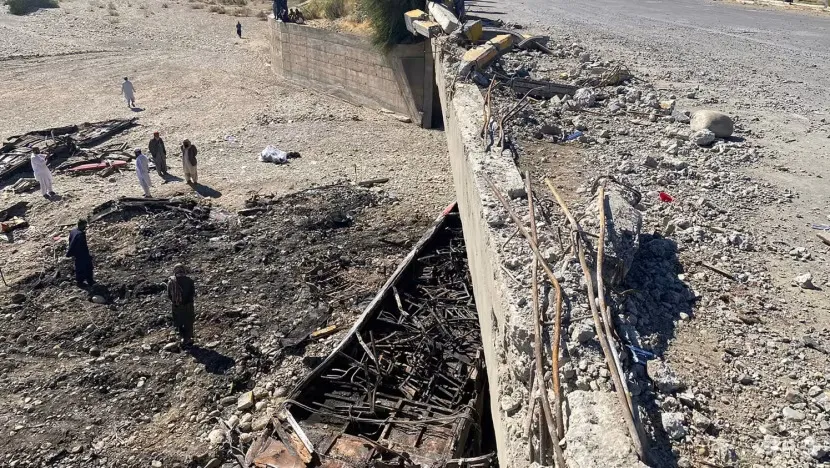 Chiếc xe buýt chỉ còn lại một đống đổ nát sau khi rơi khỏi cây cầu ở tỉnh Balochistan, Pakistan, ngày 29-1. Ảnh: AFP Chiếc xe buýt chỉ còn lại một đống đổ nát sau khi rơi khỏi cây cầu ở tỉnh Balochistan, Pakistan, ngày 29-1. Ảnh: AFP