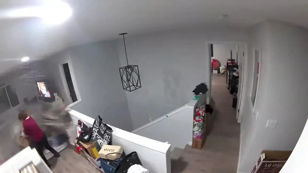 Tảng đá khổng lồ lăn như tên bắn xuyên qua ngôi nhà của cô Sasaki. Ảnh: SPUTNIK