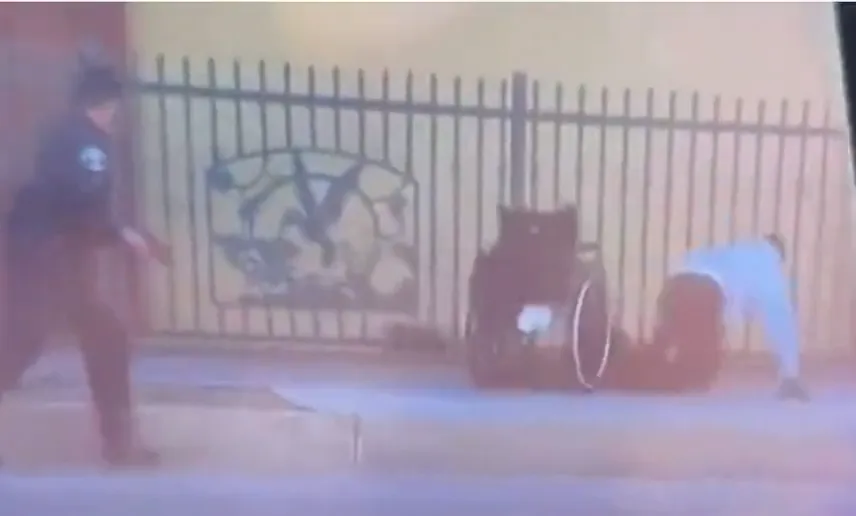 Đoạn video quay lại cảnh Lowe tìm cách chạy thoát khỏi cảnh sát bằng tay và 2 chân bị cụt tới đầu gối. Nguồn: TWITTER