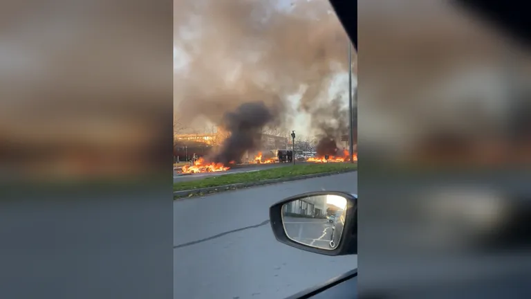 Một số người biểu tình phóng hỏa khiến ngọn lửa lan ra khắp các tuyến đường ở TP Rennes. Ảnh: TWITTER Một số người biểu tình phóng hỏa khiến ngọn lửa lan ra khắp các tuyến đường ở TP Rennes. Ảnh: TWITTER