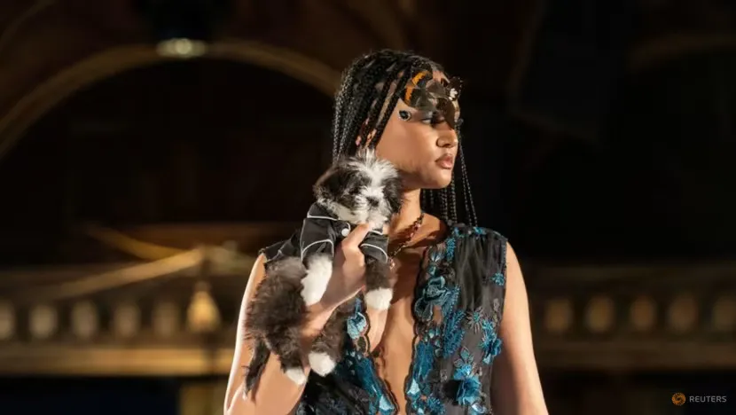 Một người mẫu bế chú chó trên tay trong buổi trình diễn thời trang CatWalk FurBaby ở New York, Mỹ, ngày 10-2. Ảnh: REUTERS Một người mẫu bế chú chó trên tay trong buổi trình diễn thời trang CatWalk FurBaby ở New York, Mỹ, ngày 10-2. Ảnh: REUTERS