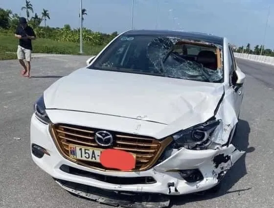 Ô tô va chạm bị hư hỏng nặng phía bên ghế lái Ô tô va chạm bị hư hỏng nặng phía bên ghế lái