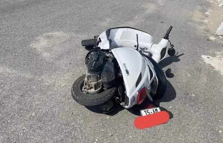 Xe máy điện 2 chị em Tú Thanh bị văng xa sau vụ va chạm Xe máy điện 2 chị em Tú Thanh bị văng xa sau vụ va chạm